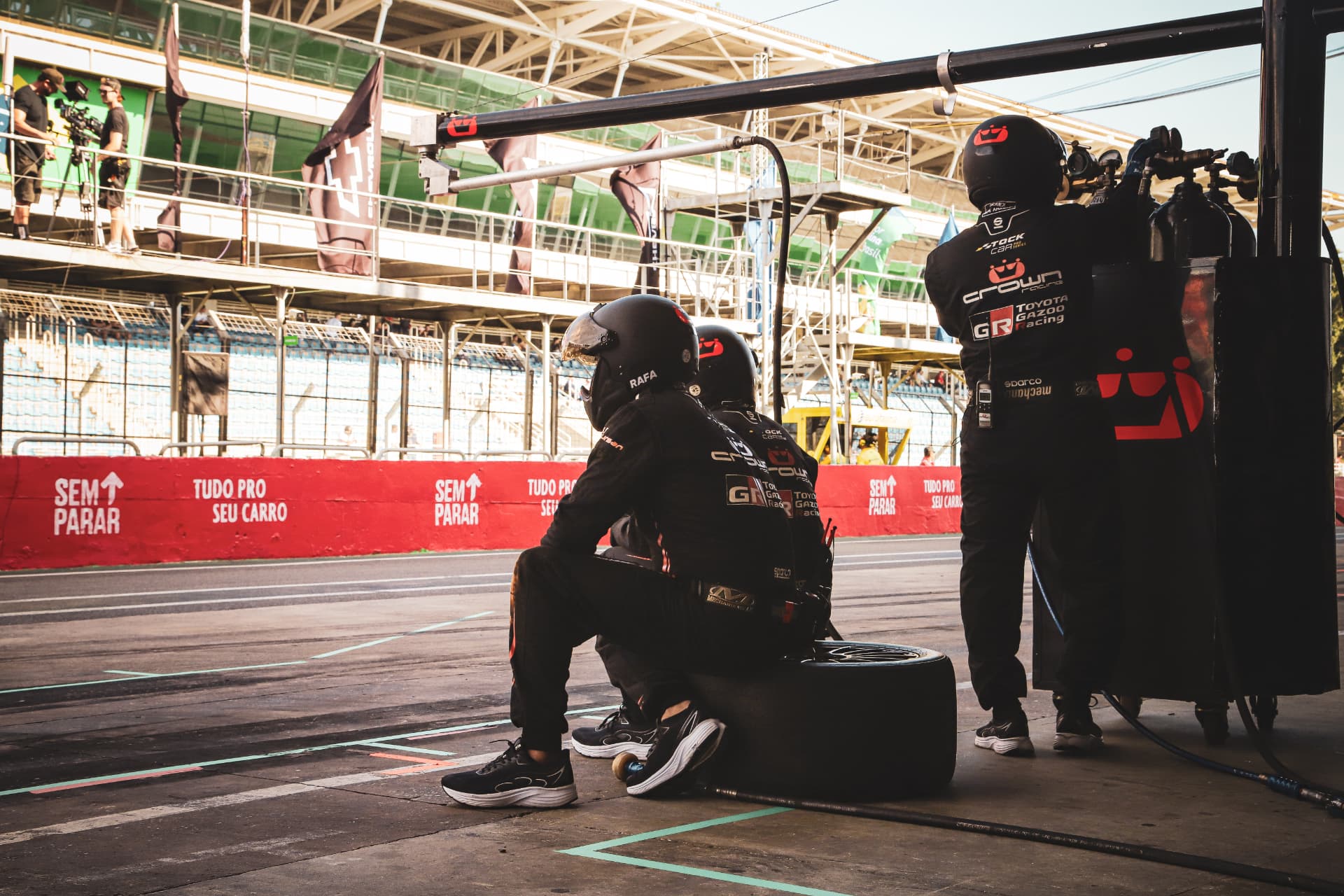 Pit crew waiting for the car in the pit lane at Interlagos